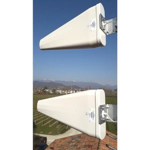 Antenne gsm tipo logaritmica direttive installata su due ripetitori telefonici diversi. Modello MITAN DELTA-EST M55120080 - Adatta a bande 20, 8, 3, 1, 7