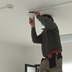 Addetto Tesser Antenne in installazione antenne interna per cellulare a controsoffitto con apertura di ricetrasmissione 360°. Adatta a bande 20, 8, 3, 1,7.
