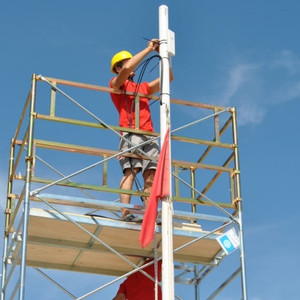 Addetti Tesser Antenne in installazione sistema Wi-fi in area pubblica