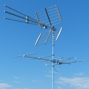 Impianto di antenna a doppio elemento Vhf e Uhf. Taglio frequenze 5g, installata su asta rinforzata da 1,5 mm. di spessore.