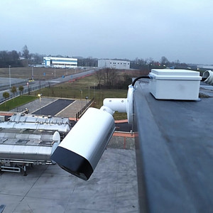 Telecamera di sorveglianza a controllo piazzale industriale.