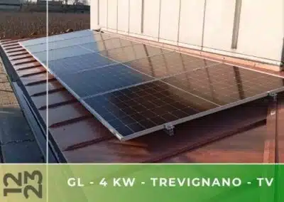 Impianto fotovoltaico da 4kWp con disposizione dei pannelli su lamiera aggraffata a Trevignano TV. Dicembre 2023